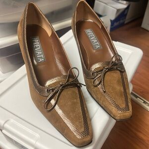 Brown suede 2" heel with exquisite details. Made in Italy Size 7.5 B
